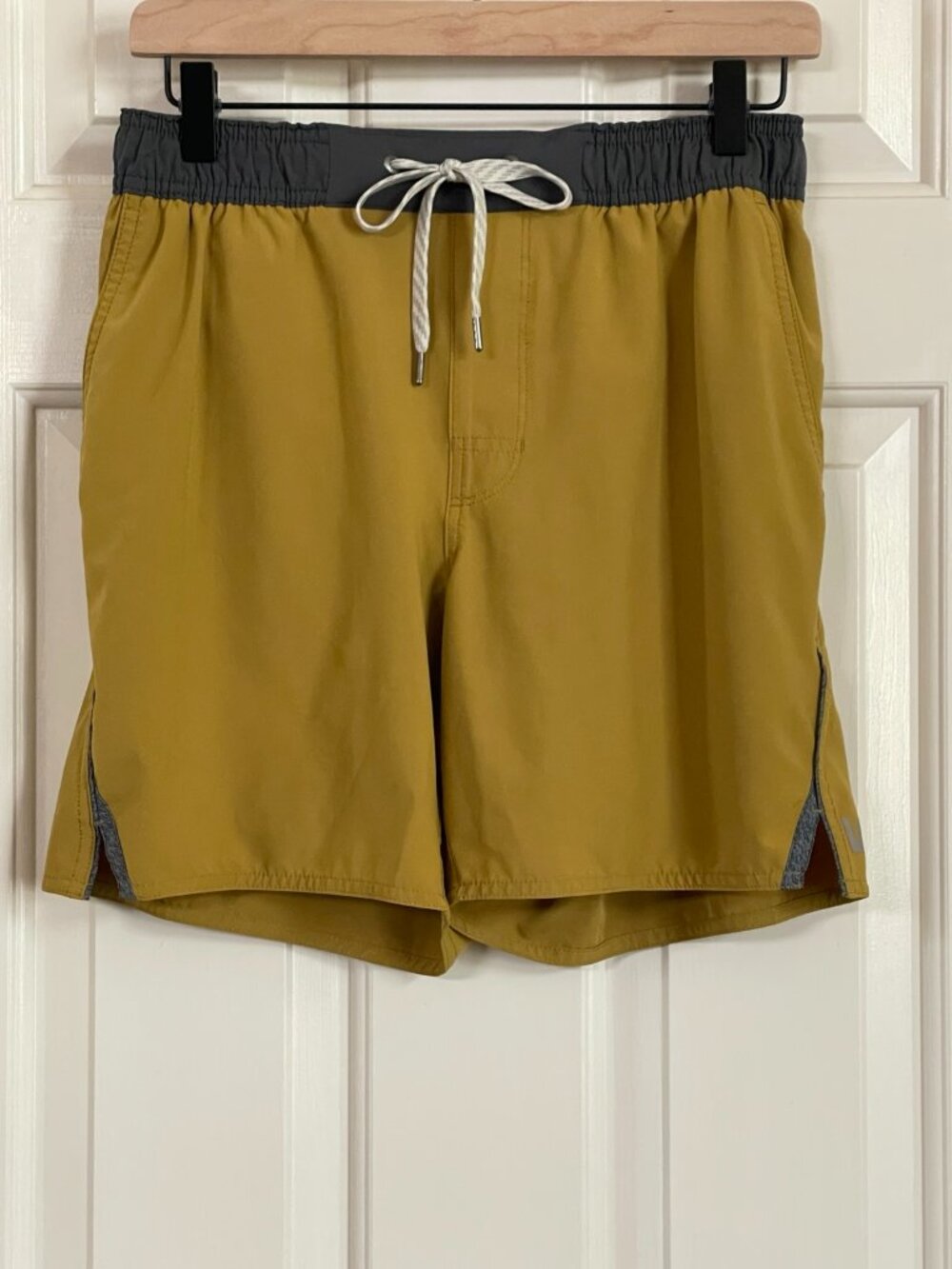 Vuori Men’s Kore Lined Shorts, Tumeric Small